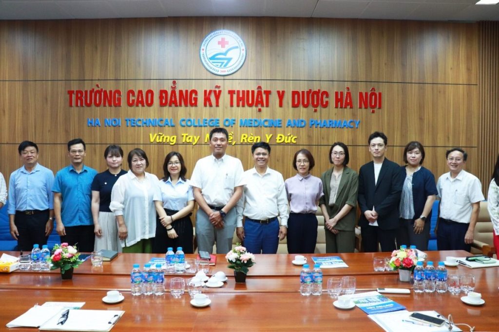 Mở rộng hợp tác đào tạo Điều dưỡng: Trường Cao đẳng Kỹ thuật Y Dược Hà Nội làm việc với Tập đoàn Y tế APS – Osaka (Nhật Bản)
