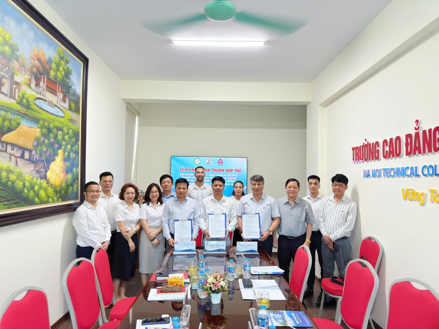 Trường Cao đẳng Kỹ thuật Y Dược Hà Nội ký kết hợp tác đào tạo với ISASE và Hiệp hội VANC – mở rộng cơ hội học tập, việc làm quốc tế