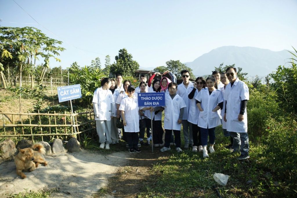 Sinh viên ngành y học cổ truyền cao đẳng KT Y Dược Hà Nội
